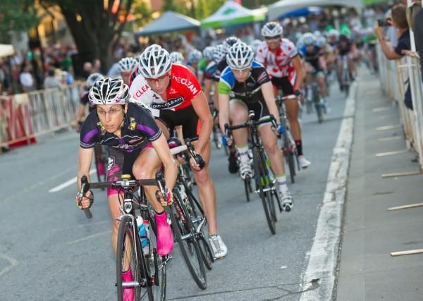 Kristen Lasasso (Mellow Mushroom-Rose Bandit Racing) leading Erica Allar at Terrapin Twilight Crit