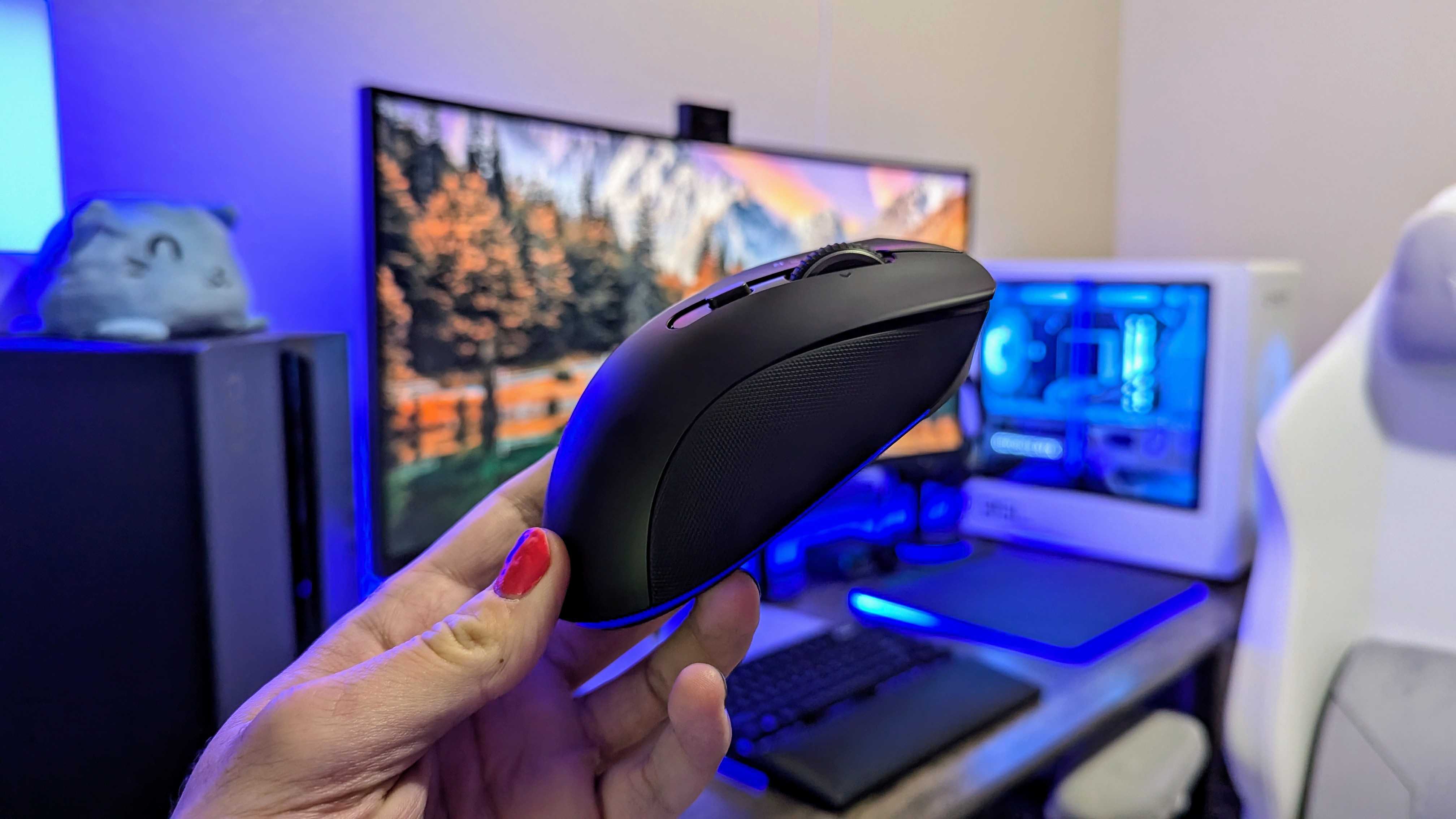 Image of the Razer Pro Click V2 wireless mouse.