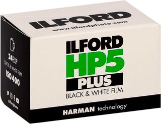 Bästa svartvita film för analog fotografering: Ilford HP5 Plus mot en vit bakgrund.