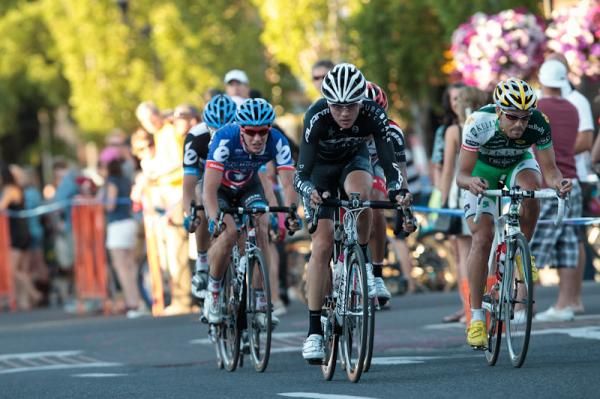 The mens break goes clear of the the field.