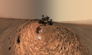 NASA'nın Merak Mars gezicisi alt Sharp Dağı'nın Marias Geçidi bölgesinde oturuyor.