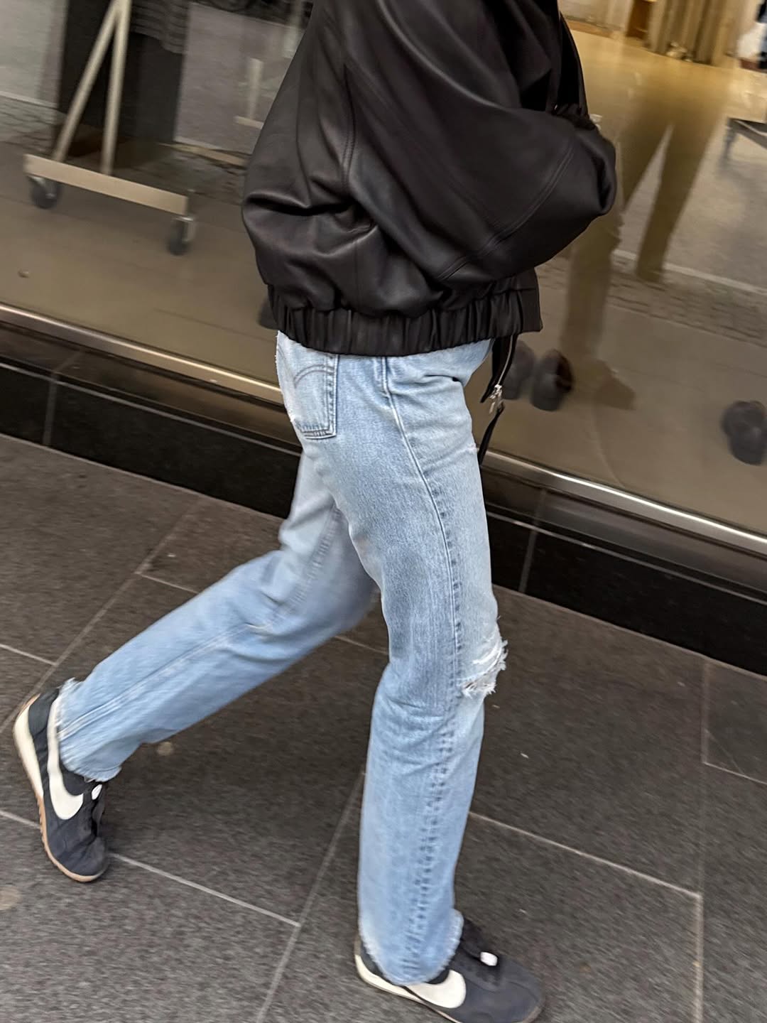 woman wearing sneaker outfit idea 2026