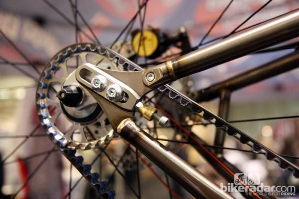 Reeb uses these tidy split slider dropouts for its steel singlespeed.