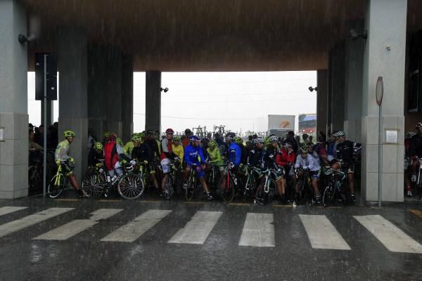 The peloton shelters before the off at the Giro di Padania.