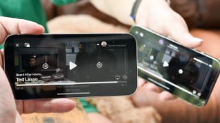 Deux iPhones utilisant SharePlay pour regarder Ted Lasso ensemble