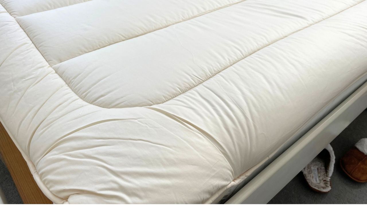 Corner of woolroom mattress topper