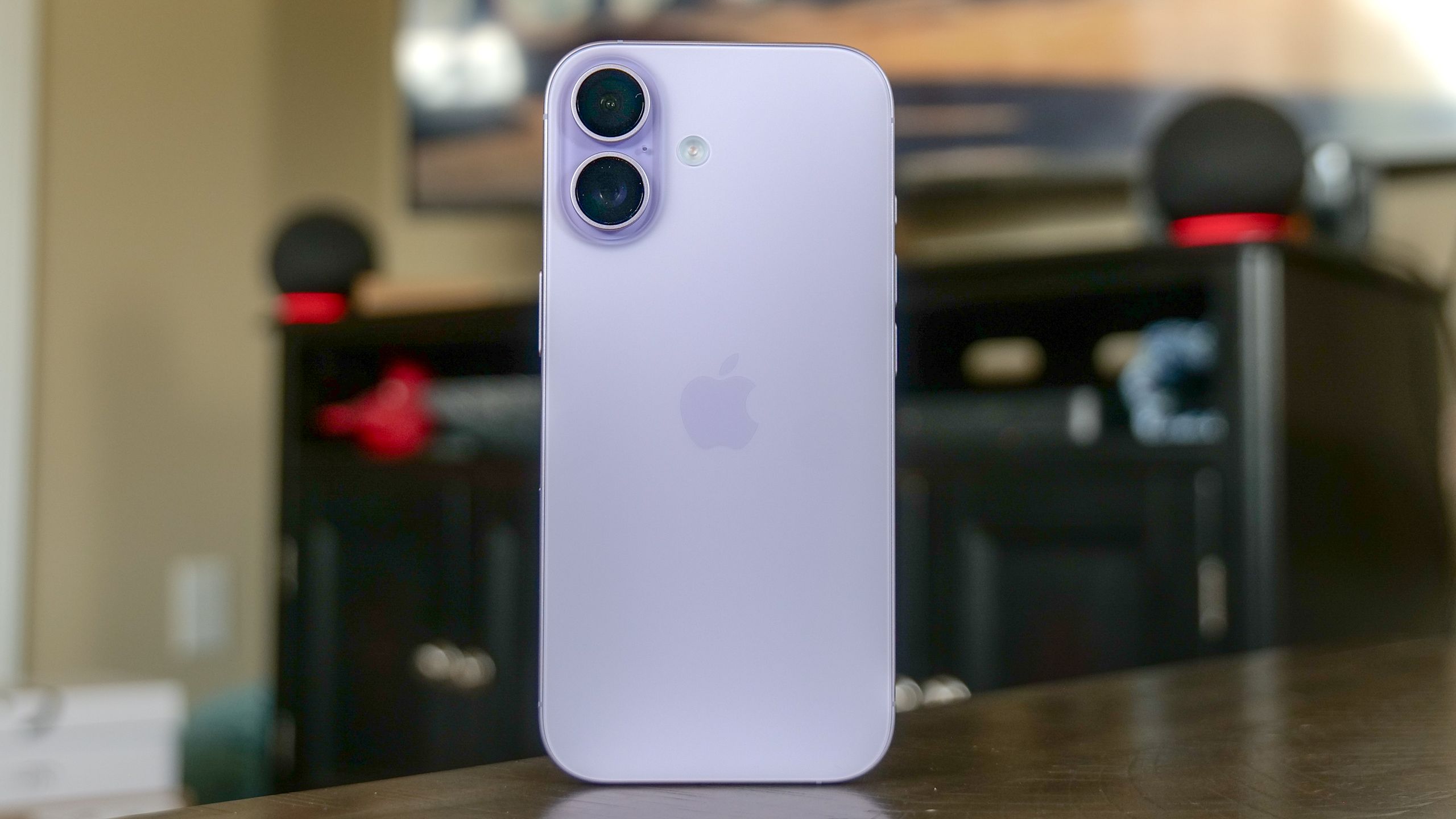 TikTok کشف کرد که می‌توانید صدای شارژ آیفون خود را تغییر دهید – در اینجا نحوه‌ی این کار آمده است