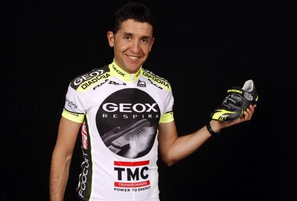 Carlos Sastre does his best for product placement