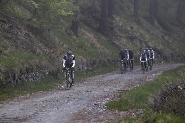 Denis Menchov puts the hammer down on the dirt roads
