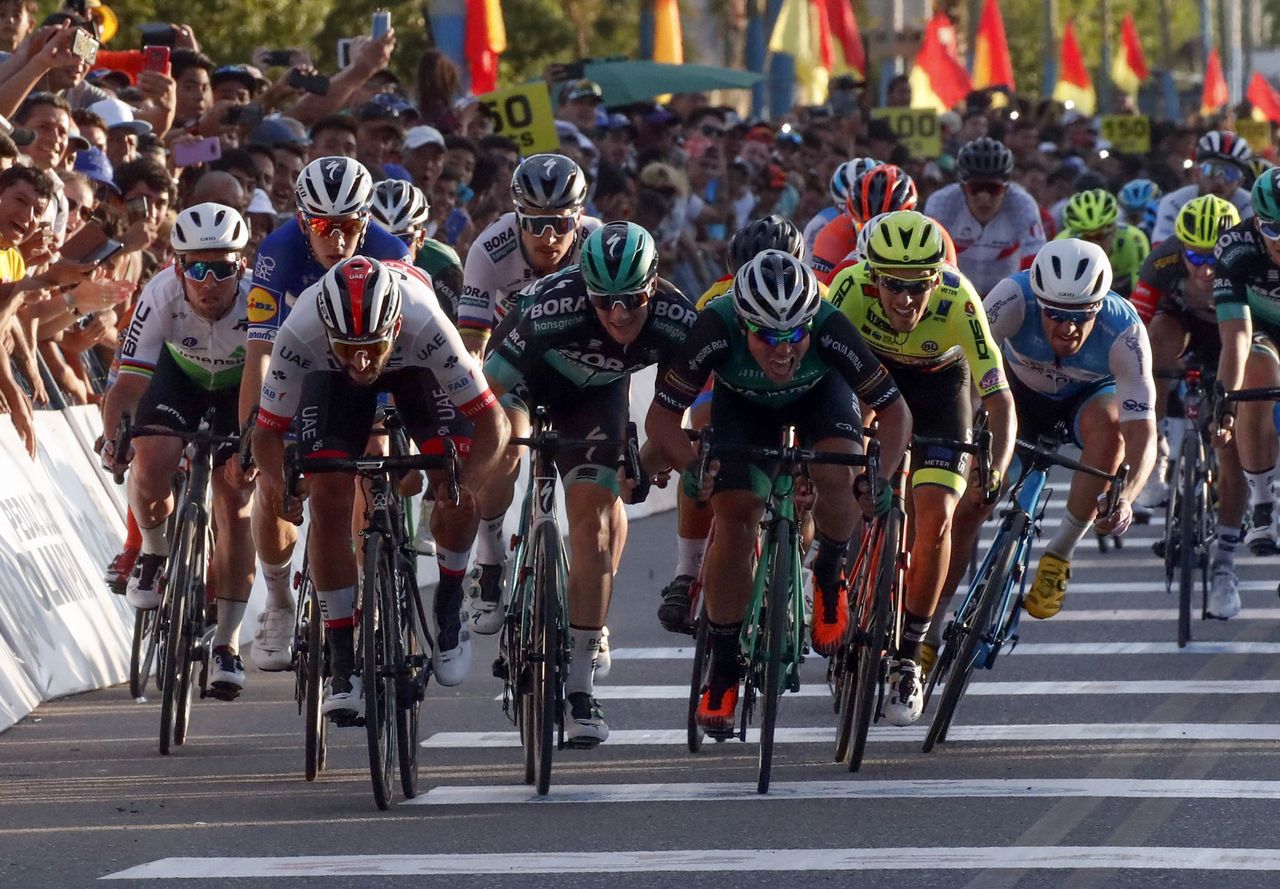 Sam Bennett (Bora-Hansgrohe) and Matteo Malucelli (Caja Rural) clashed in sight of the line