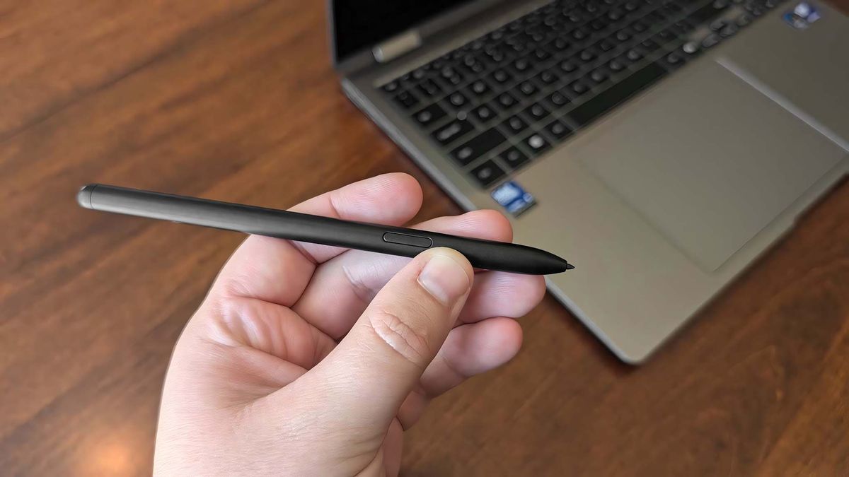 Samsung Galaxy Book5 Pro 360 S Pen being held in my hand.