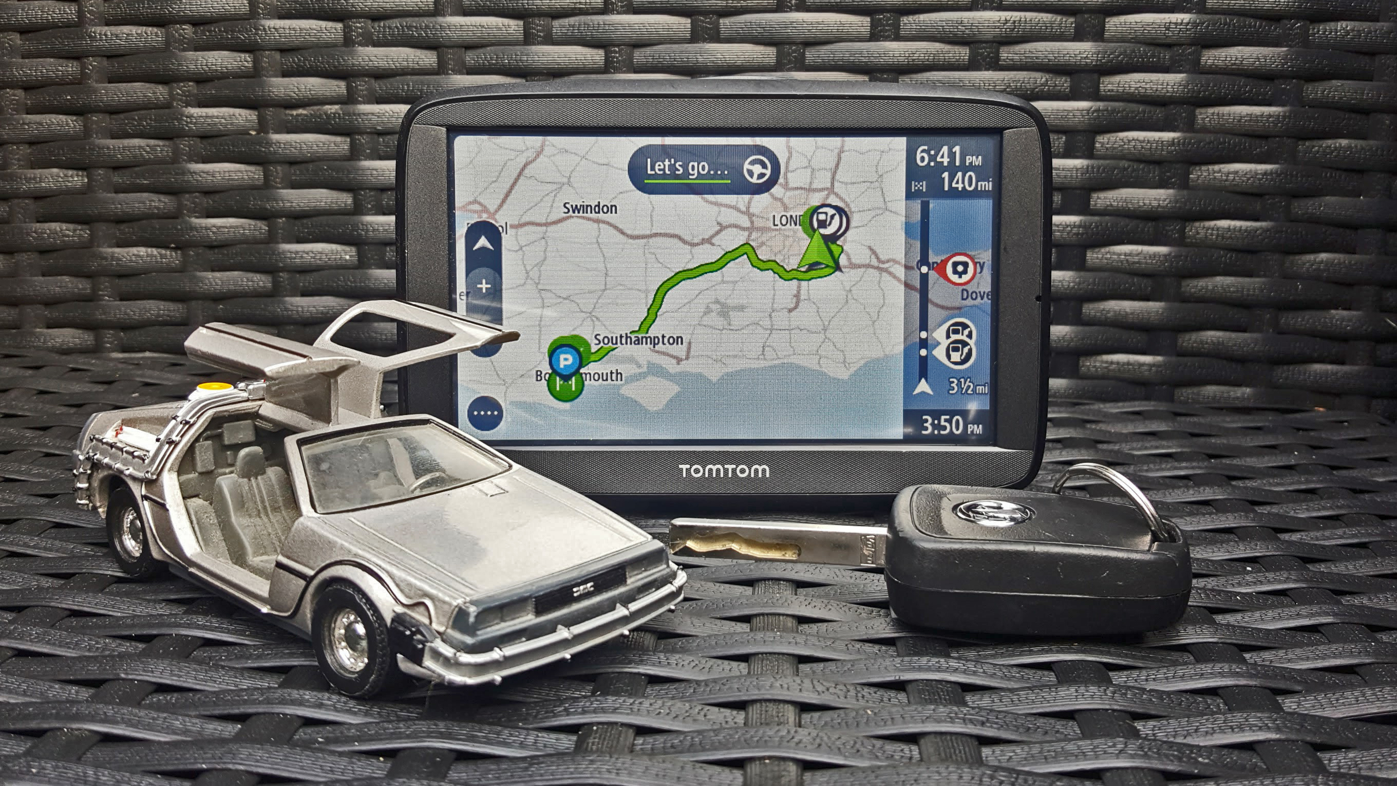 TomTom  Car Sat Nav VIA 52 Lifetime Traffic via Smartphone and EU Maps, Resistive Screen 5 Inch with Handsfree Calling 