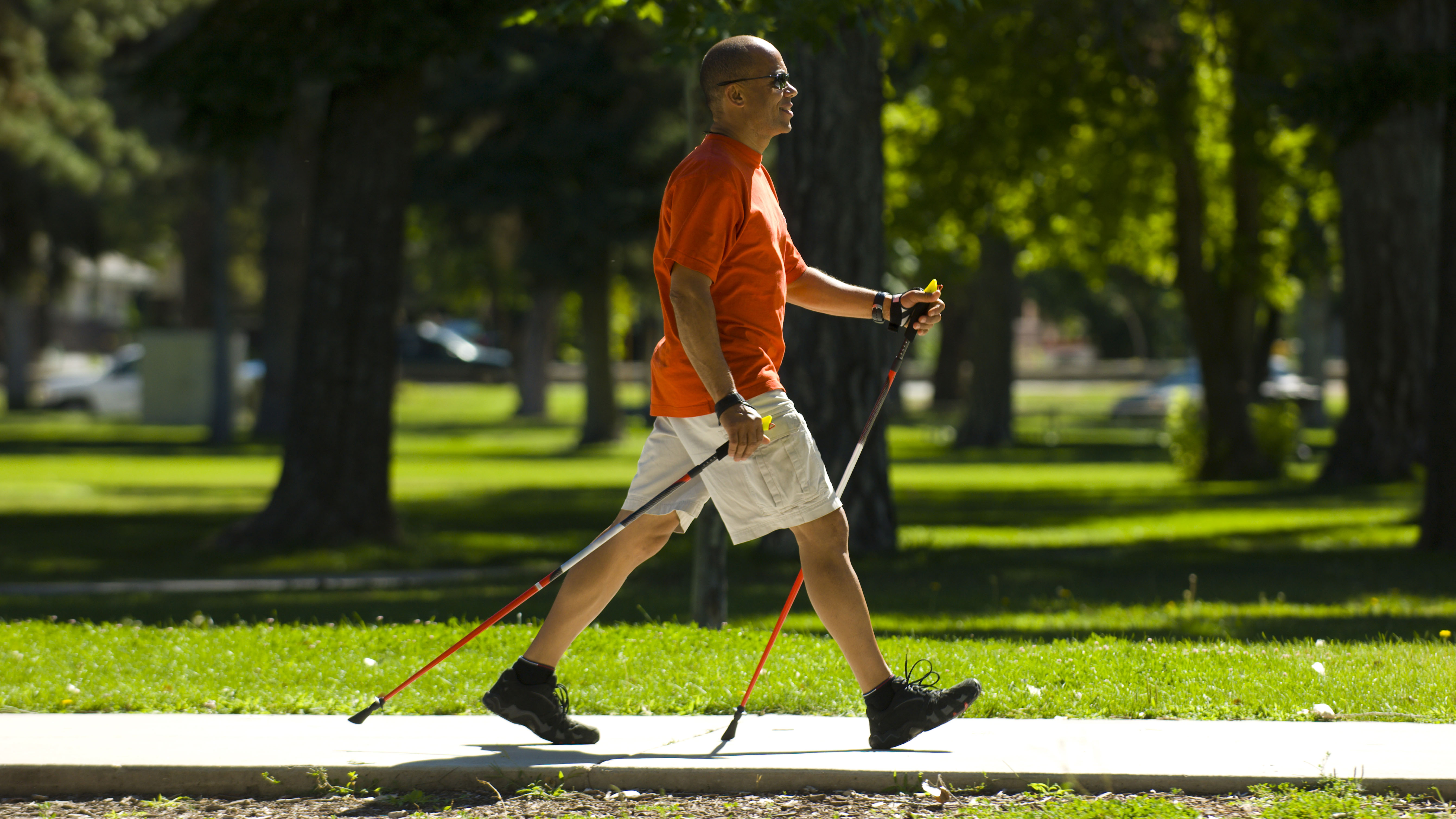 Hombre Nordic Walking en Utah