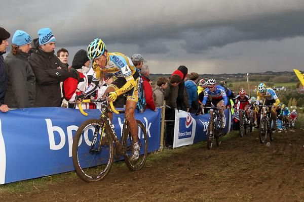 Tom Meeusen (Telenet - Fidea) rides in the first chase group.