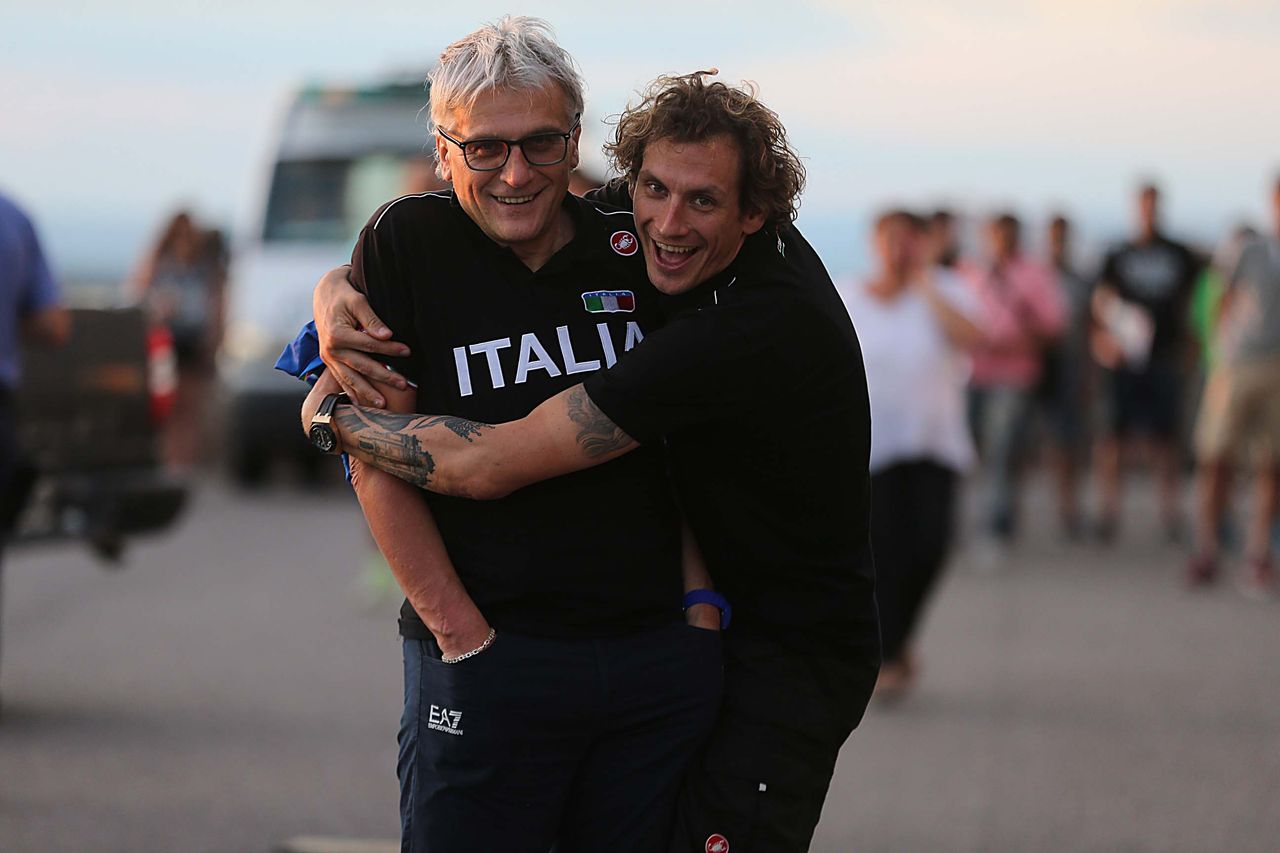 Filippo Pozzato shares a joke with Italian coach Marino Amadori.