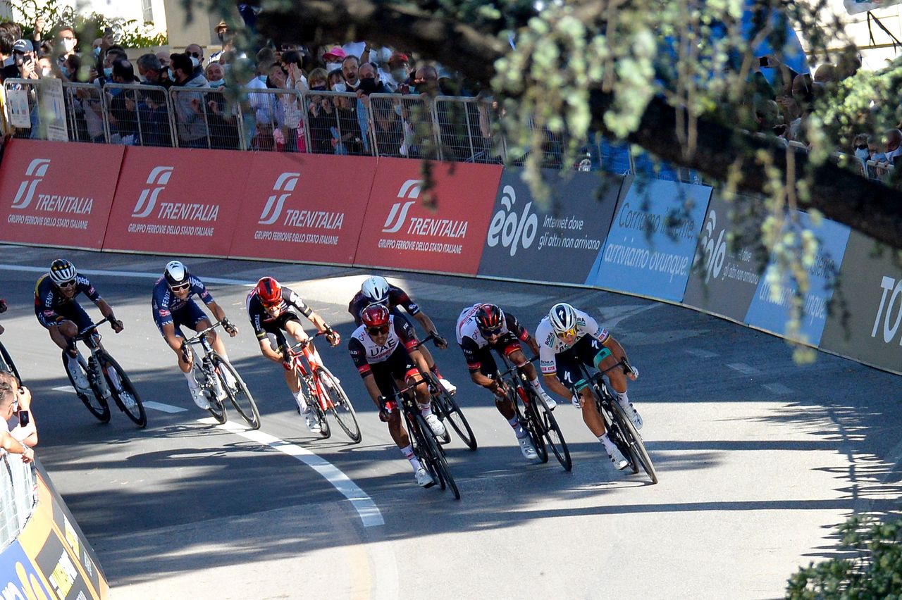 Peter Sagan sprints to stage 10 victory at Giro d'Italia