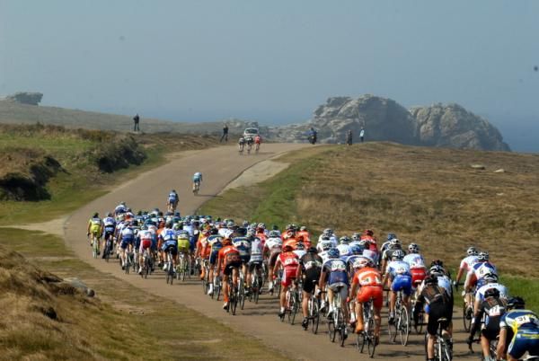 The peloton heads up the c&ocirc;te Finist&eacute;rienne
