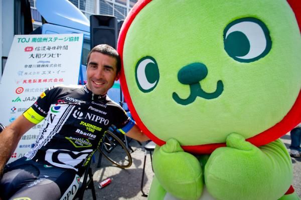 A cute mascot blesses the winners