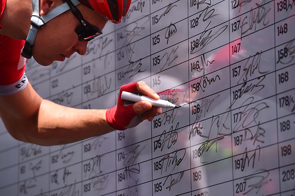Riders signing in to the start of stage 4