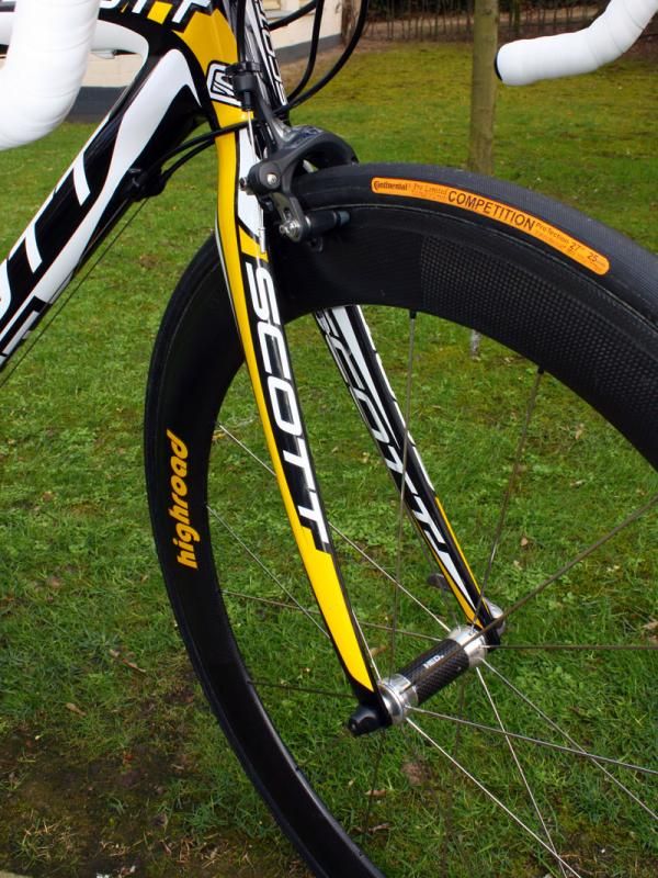 The matching Addict fork looks standard enough but team mechanics say it has greater tire clearance at the crown.