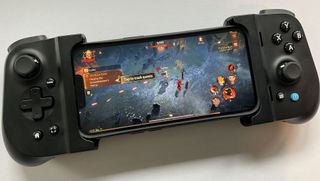GameVice Flex pentru iPhone, cu accesorii și Diablo Immortal