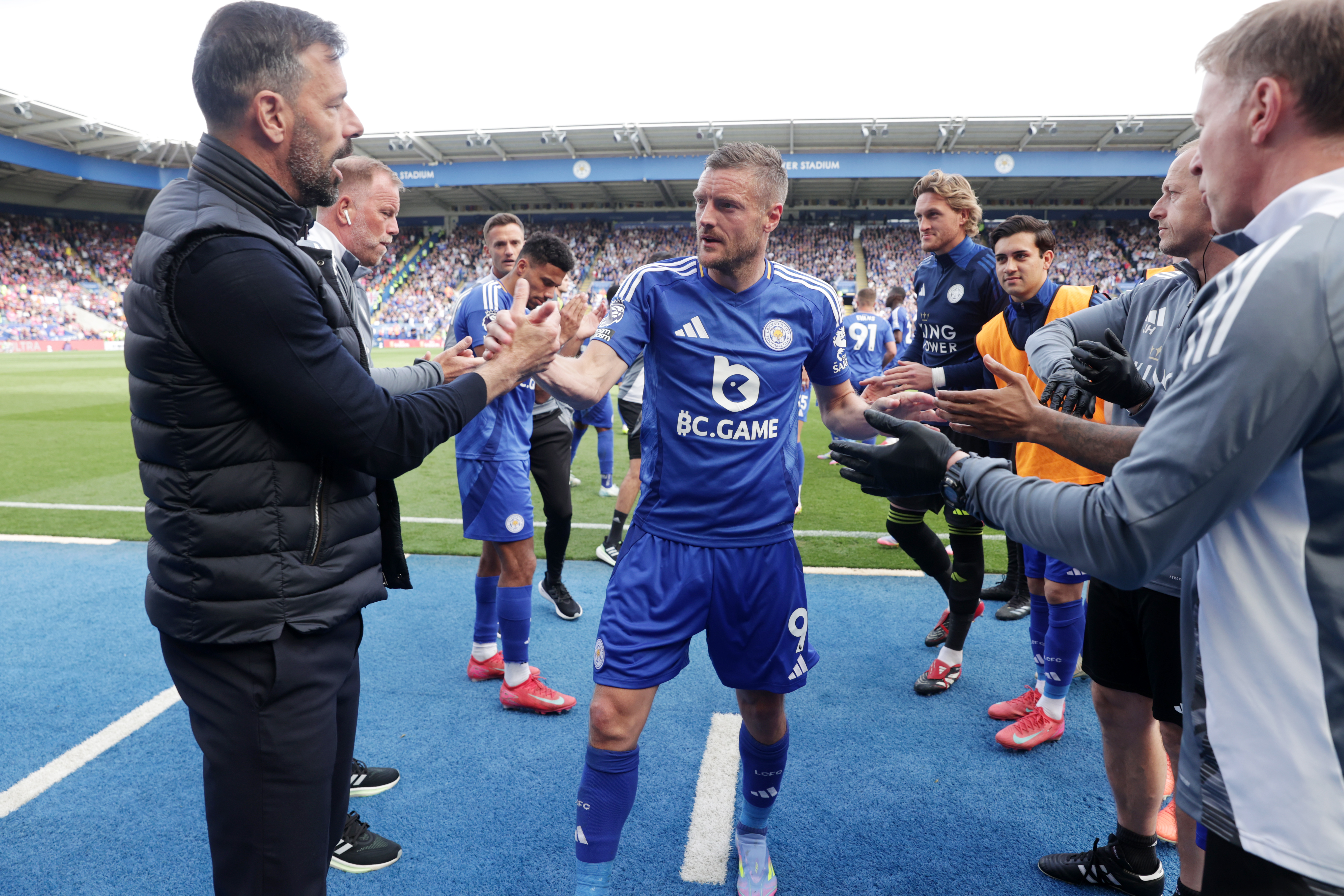 Jamie Vardy receives a guard of honour as he leaves the pitch for the last time as a Leicester City player, against Ipswich Town in May 2025.