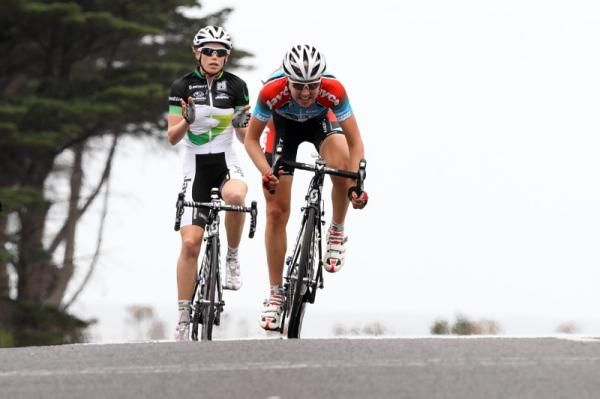Tiffany Cromwell (GreenEDGE) acknowledges Grace Sulzberger's (Jayco-AIS) effort to take second place