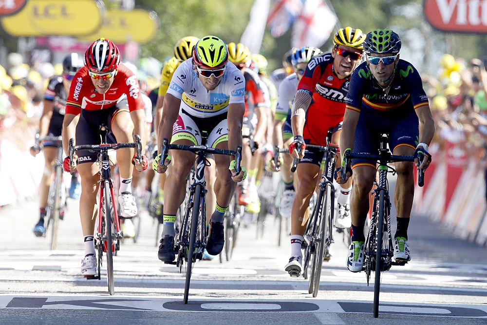 Alejandro Valverde leads the chase group to the finish
