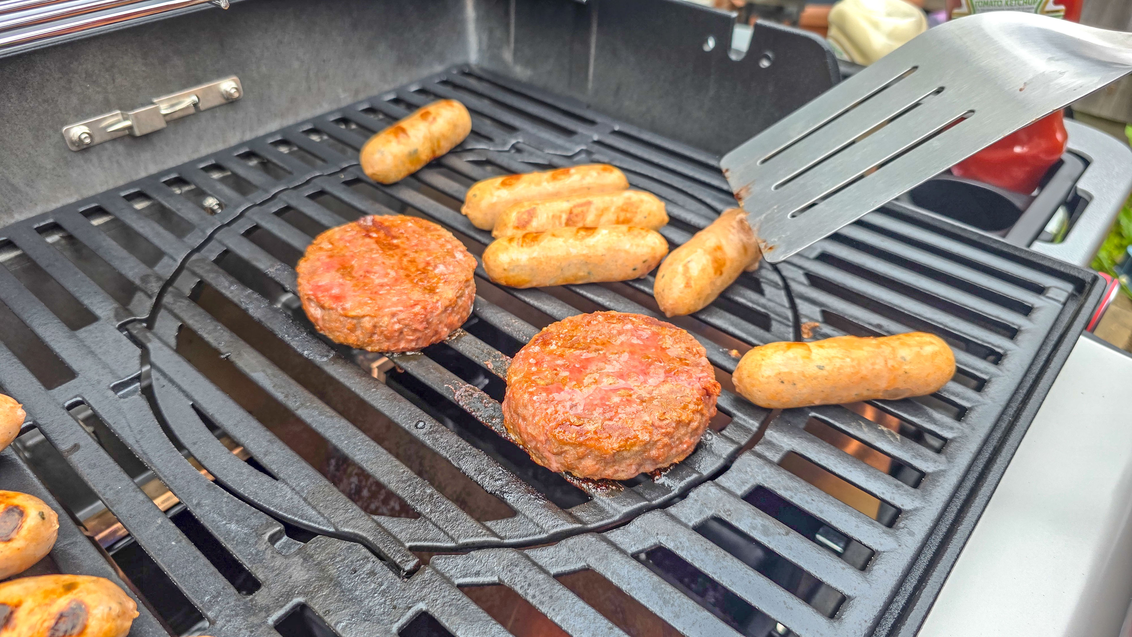 Weber Spirit EX325  cooking chicken and burgers