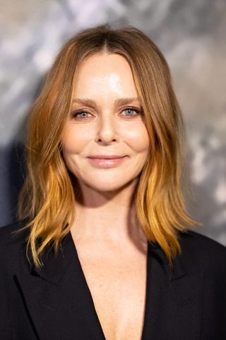 Stella McCartney pictured with a wavy 'Lob' hairstyle