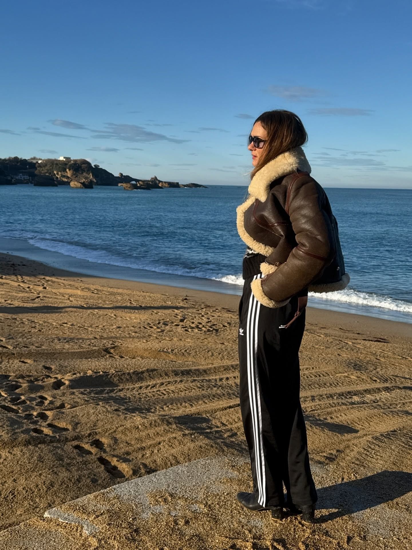 Influencer wearing winter travel outfit.