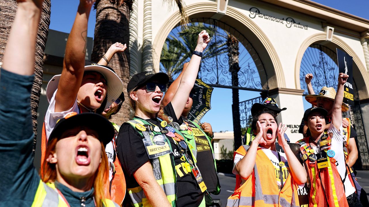 SAG-AFTRA members outside Paramount Studios