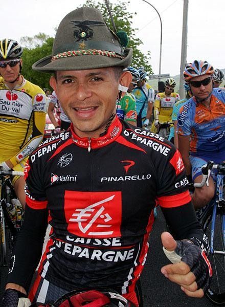 Jos&eacute; Rujano Guillen (Caisse d'Epargne) is amused, too, with the special hat worn in the Alpine regions. He'll be looking forward to hit the mountains.