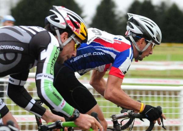 Davide Frattini (Team Fuji) gets the hole shot ahead of Timothy Johnson (Cannondale/cyclocrossworld.com).