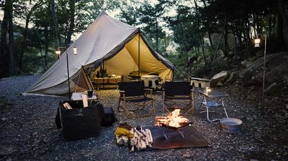 Set of duo camps (unmanned). In Japan, it has become a matter of etiquette to pull down a sheet for bonfires to protect the ground from flames.
