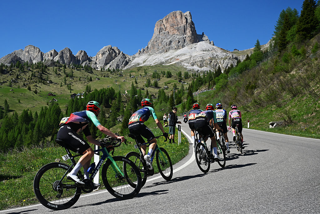 Giro d'Italia penalties, fines and yellow cards &ndash; Feeding fines on stage 19