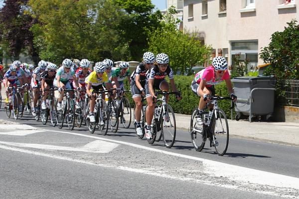 Elizabeth Armitstead (Cervelo Test Team) with team-mates chase to protect the leader, Emma Pooley.