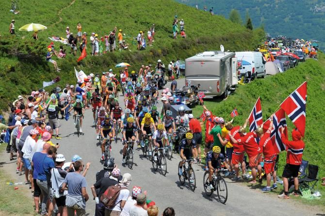 Movistar try and put Froome under pressure during the Tour de France