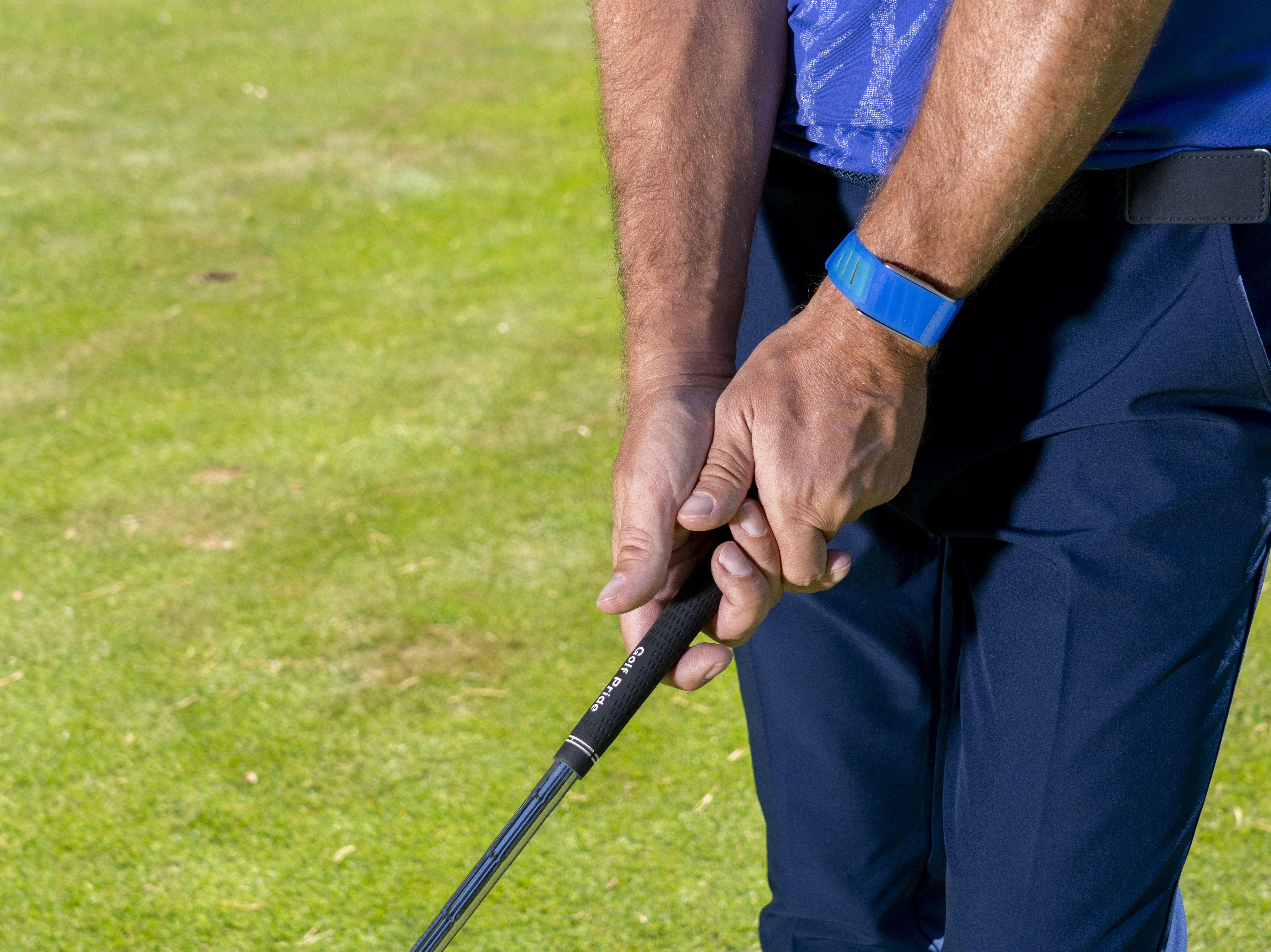Dan Grieve demonstrating the thumbs off drill to prevent grip pressure killing feel and creativity around the green