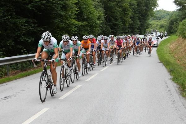 The bunch is led by Nederland Bloeit, protecting the leader's jersey worn by Annemiek Van Vleuten