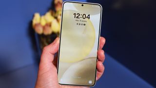 Samsung Galaxy S24 hænder på håndholdt front lige