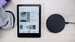 Amazon Kindle Paperwhite Signature Edition with Qi-Charger