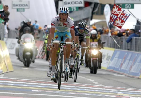 Jose Rujano (Androni) crosses the line