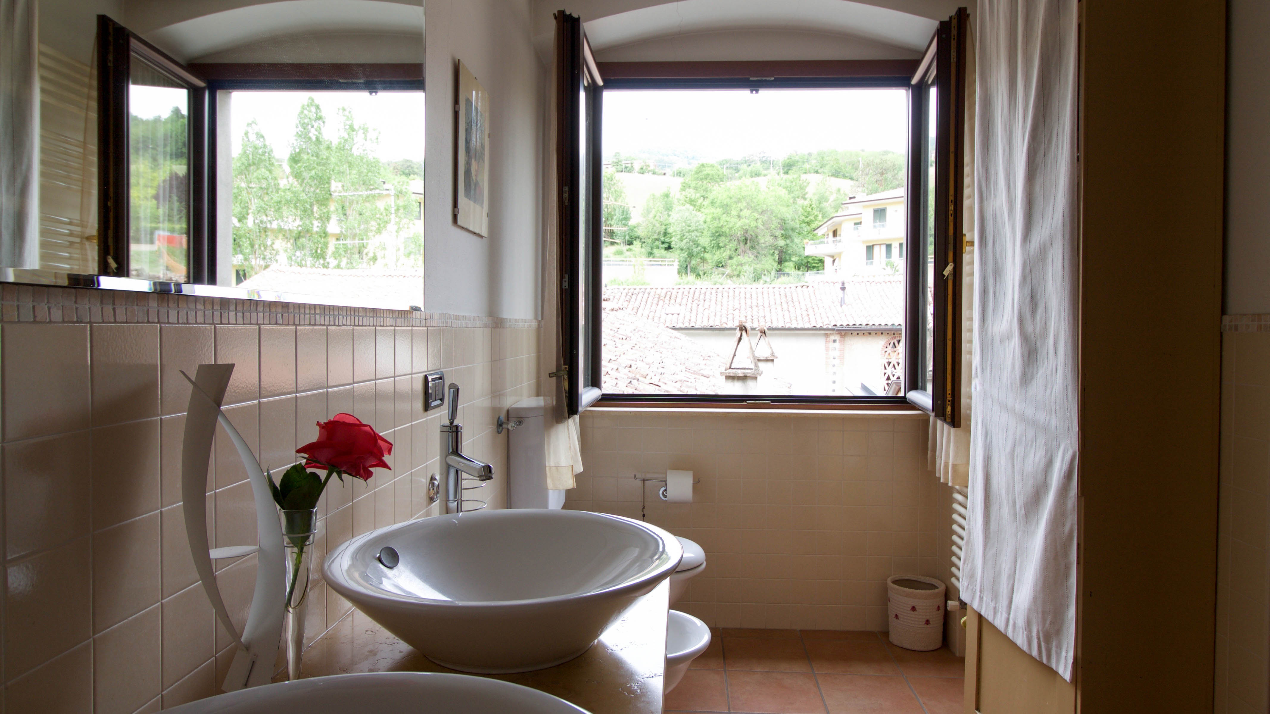 Вентиляция ванной комнаты с открытым окном