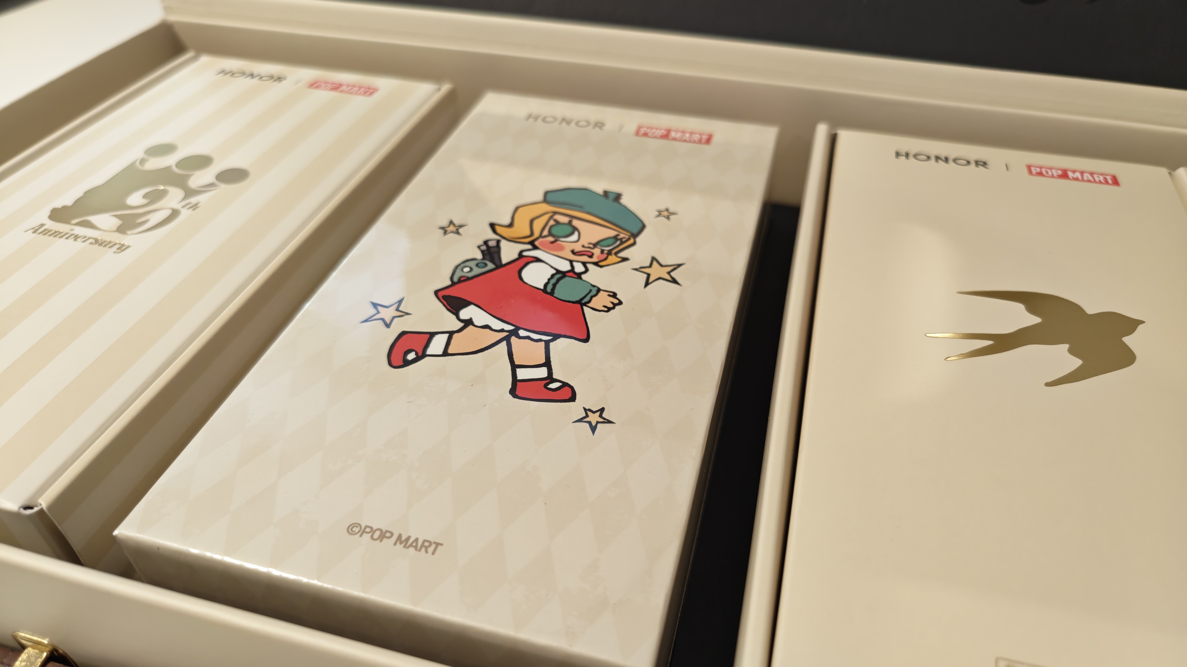Molly 600 Pro Molly Limited Edition 電話機の開梱。