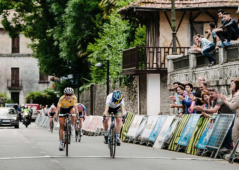 Emma Johansson (Orica-AIS) takes the final stage win ahead of overall winner Katarzyna Niewiadoma (Rabo Liv Women)