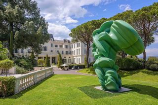 Tommy, 2013, by Anthony Cragg, installation view at Hotel du Cap-Eden-Roc, France