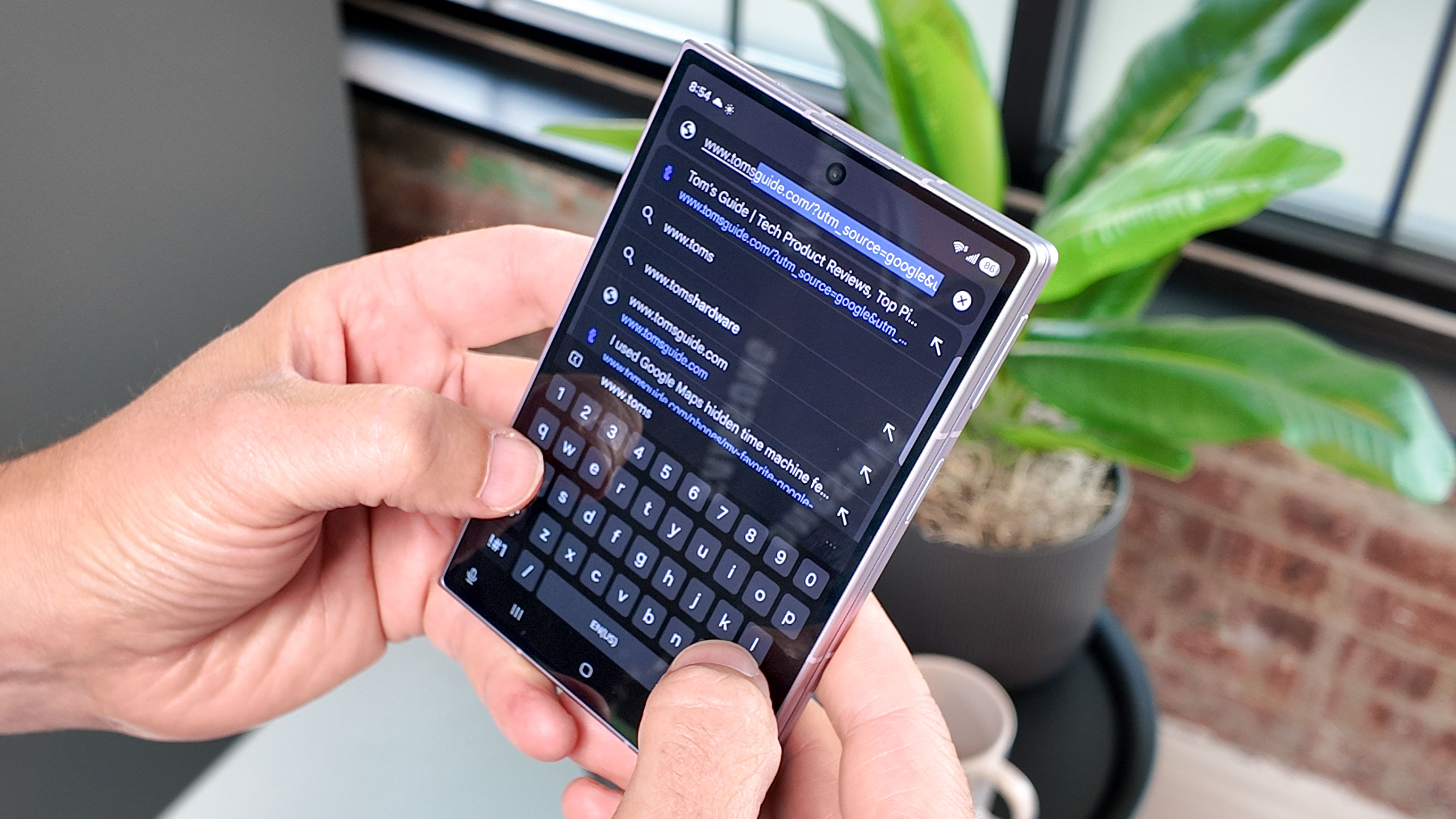 Galaxy Z Fold 8 در دست نشان داده شده است