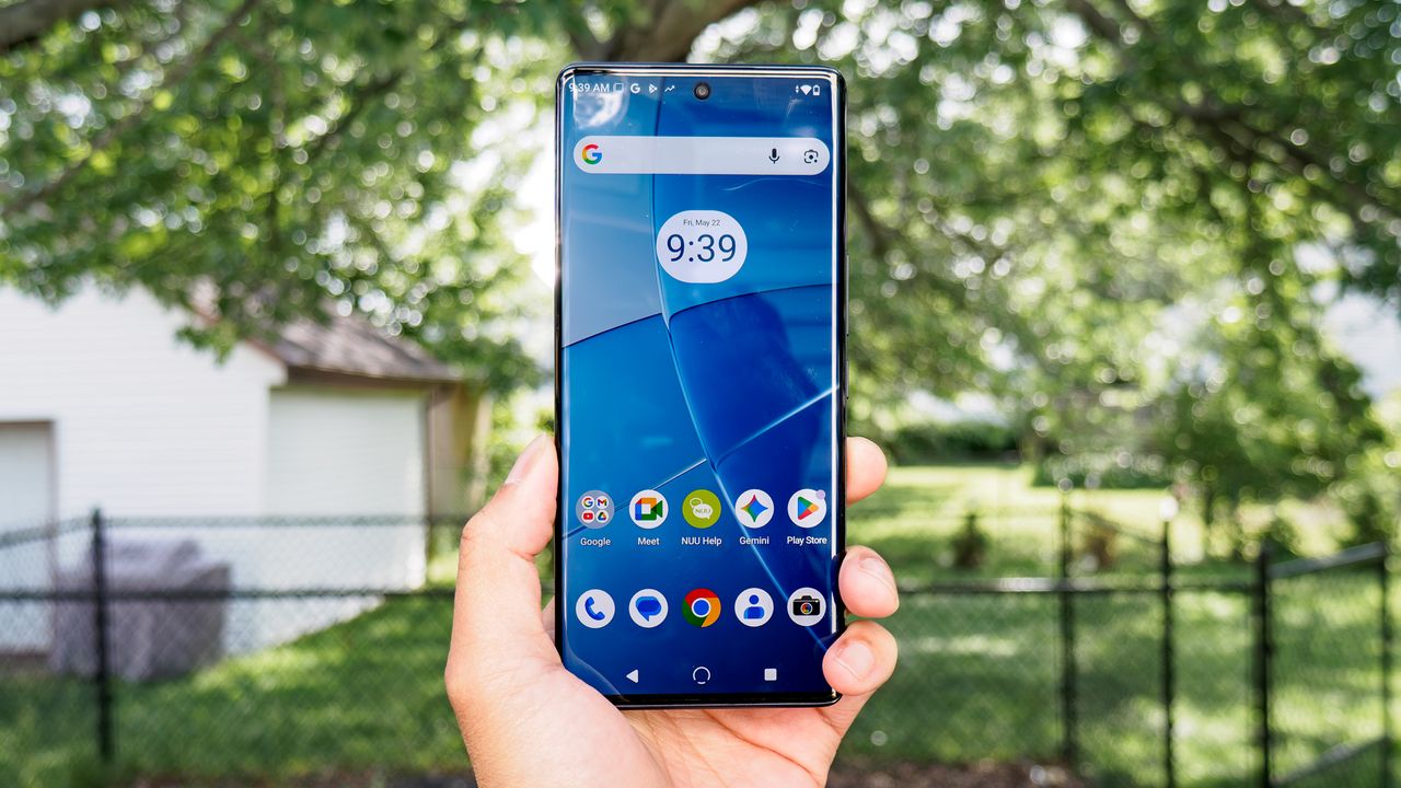 NUU B40 5G held in the hand.