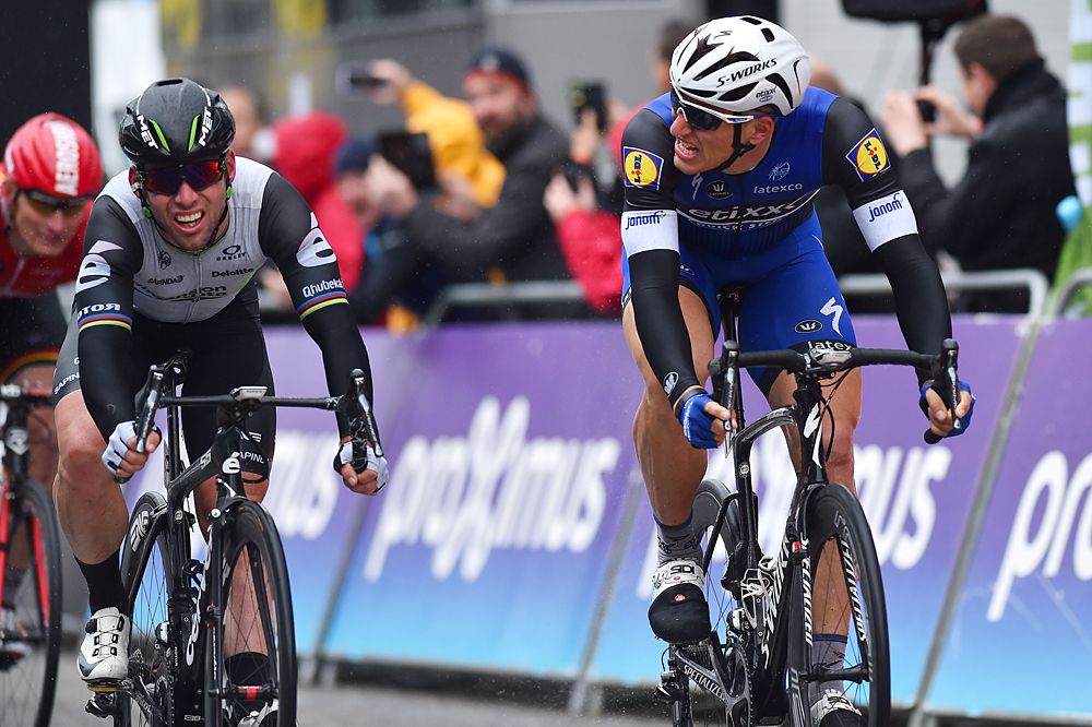 Marcel Kittel and Mark Cavendish fight for the Scheldeprijs